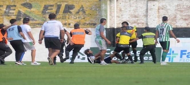 Imagen de Bochorno en el Regional: pelea entre jugadores y agresión al árbitro