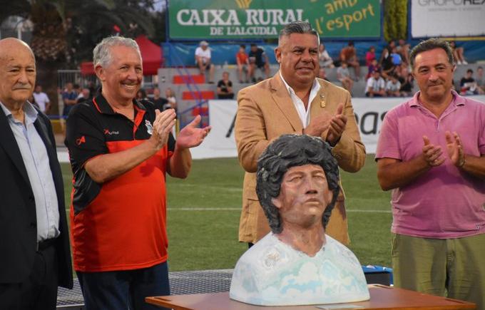 Imagen de El homenaje a Maradona en L'Alcudia
