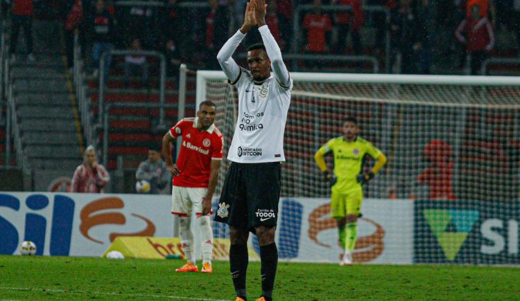 Imagen de Corinthians empató y sigue en lo más alto del Brasileirao