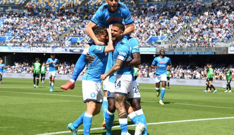 Imagen de Napoli goleó a Sassuolo 6 a 1 y sueña con la chance del Scudetto