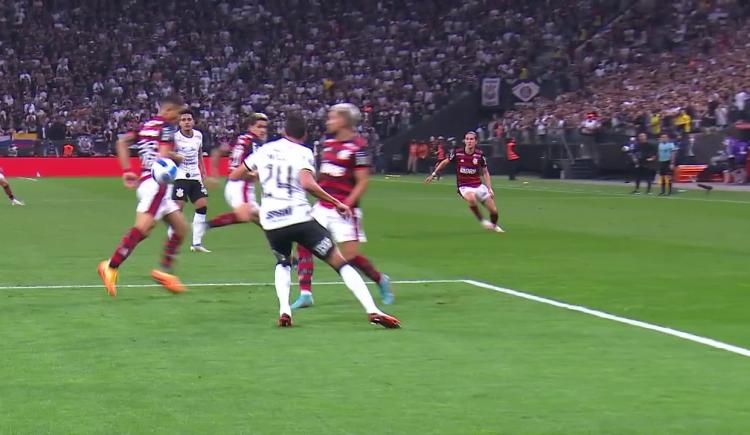 Imagen de ¿Patricio Loustau debió sancionar mano en el primer gol de Flamengo?