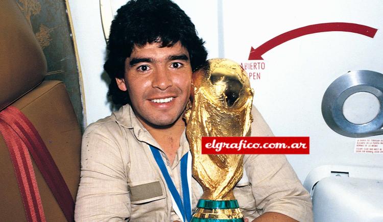 Imagen de Diego Maradona 100x100 (y 24 de yapa)